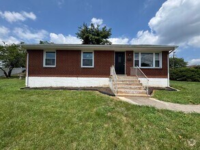 Building Photo - Newly updated 4 bedroom 1.5 bath with hard...