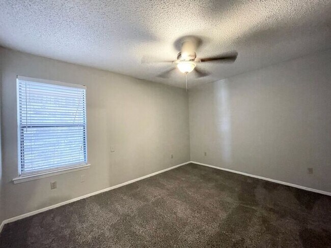 Building Photo - Available Now- 3/2 1 car garage 1 block fr...