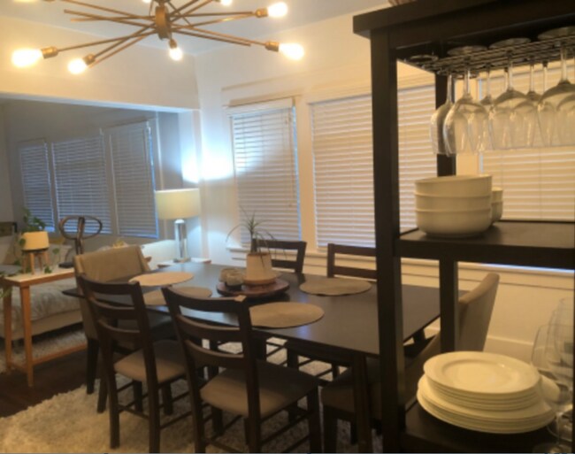 Building Photo - 867 W 9th St