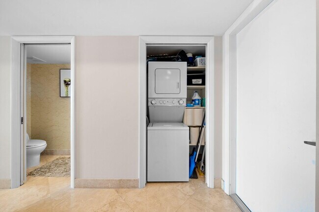 Building Photo - 511 Bayshore Dr