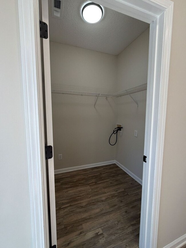 Building Photo - MOVE IN SPECIAL!! $500 OFF FIRST FULL MONTH