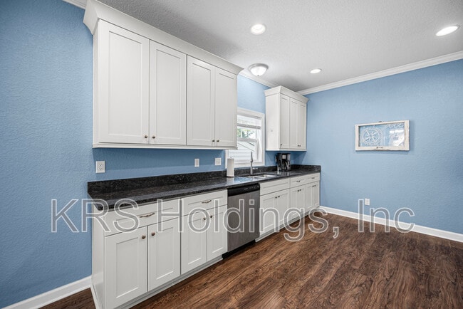 Building Photo - 9553 14th Bay St