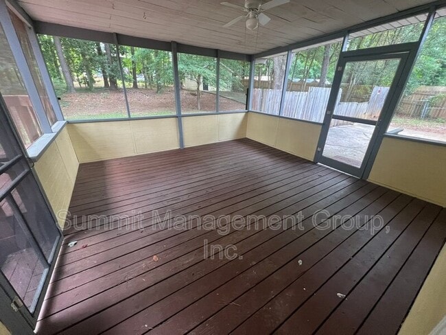 Building Photo - 916 Curry Cir SE