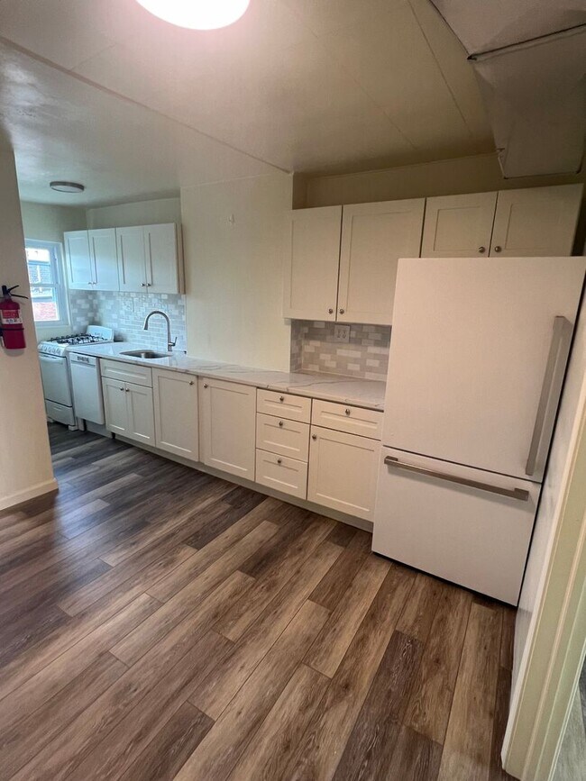 Building Photo - 4 bedroom town house 2 bathrooms
