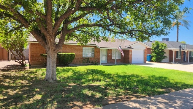 Primary Photo - Great Centrally located 3 bedroom home wit...