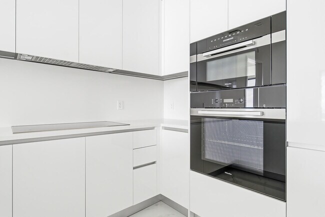 Building Photo - 220 Lake Shore Dr