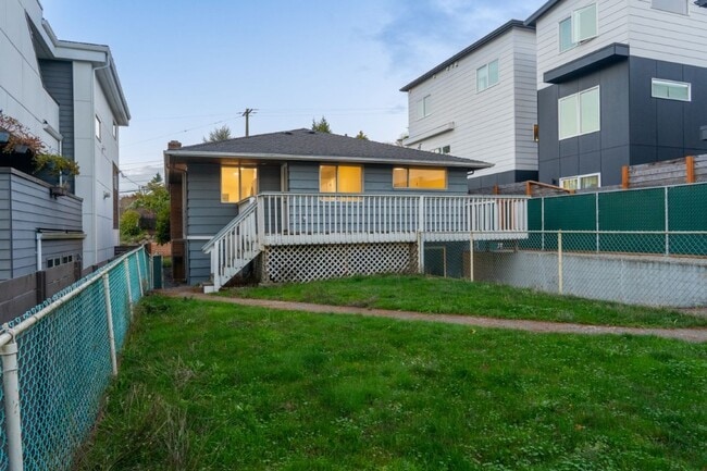 Building Photo - 4015 SW Thistle St