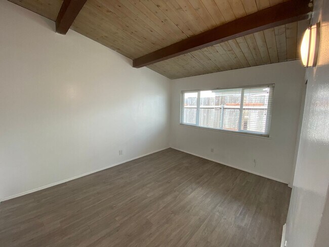 Building Photo - 2 Bedroom/1 Bathroom - Isla Vista