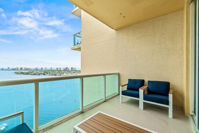 Building Photo - 2650 Lake Shore Dr