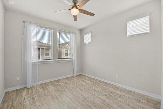 Building Photo - 9911 Brickhouse Dr