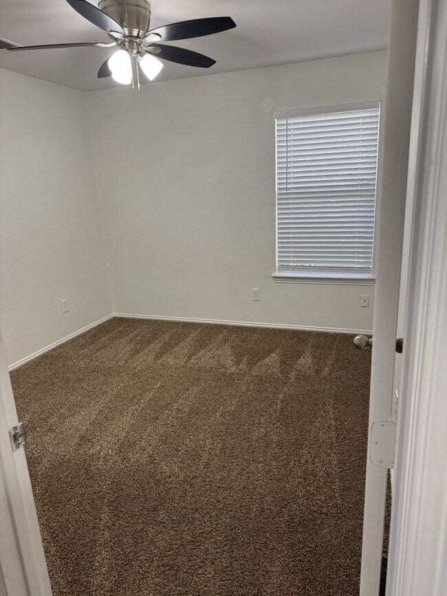 Building Photo - 521 Oakwood Ln