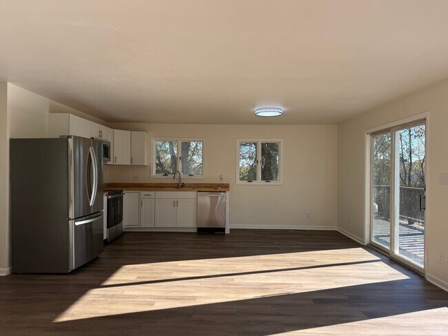 Building Photo - Newly renovated 3 Bedroom 3 Bathroom Home ...