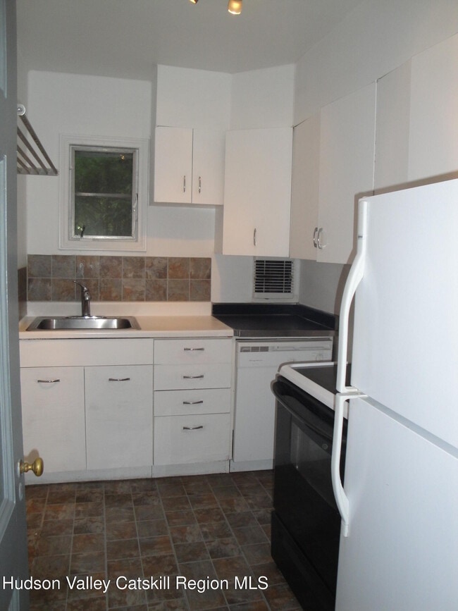 Building Photo - 549 NY-23B