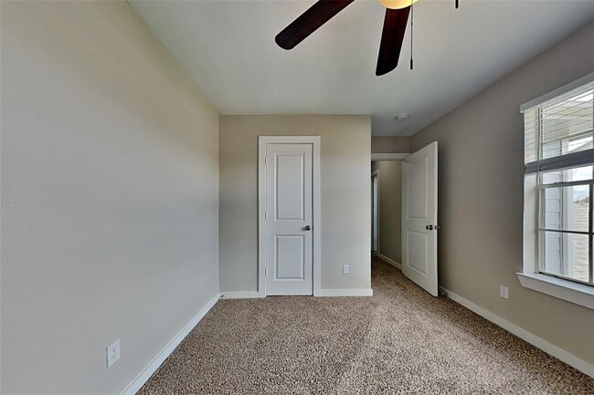 Building Photo - 7447 River Pines Dr