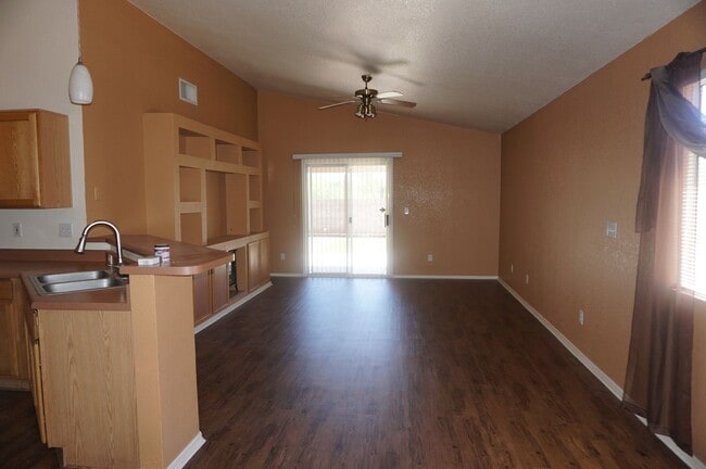 Building Photo - Great 4Bdm 2Ba single story home near U of A!