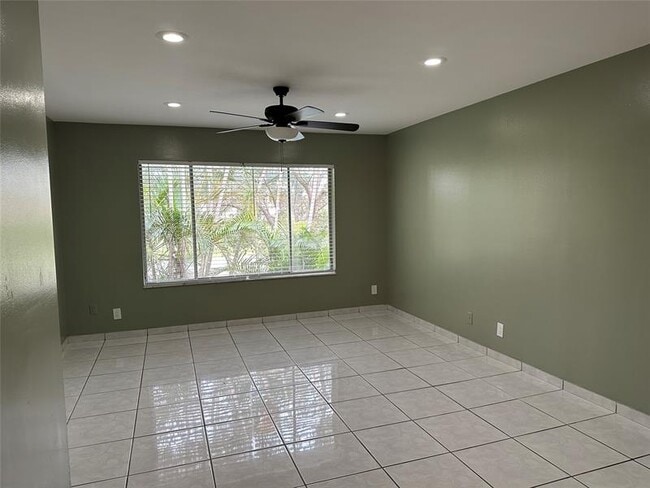 Building Photo - 9971 Twin Lakes Dr