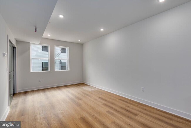 Building Photo - 1224 W Silver St