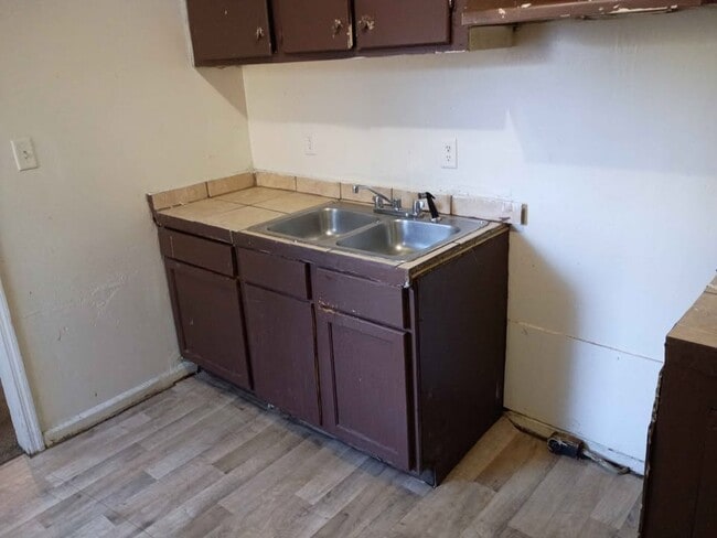 Building Photo - 705 S Van Buren St