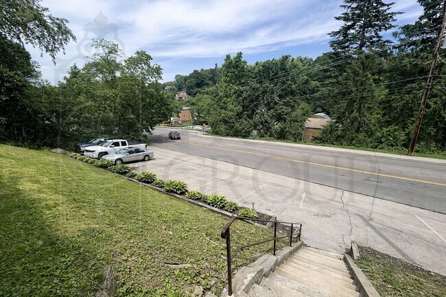 Building Photo - Move In Ready! North Hills School District-2 BR/1BA, Central AC, LVP Floors, Upgraded Kitchen, Ba...