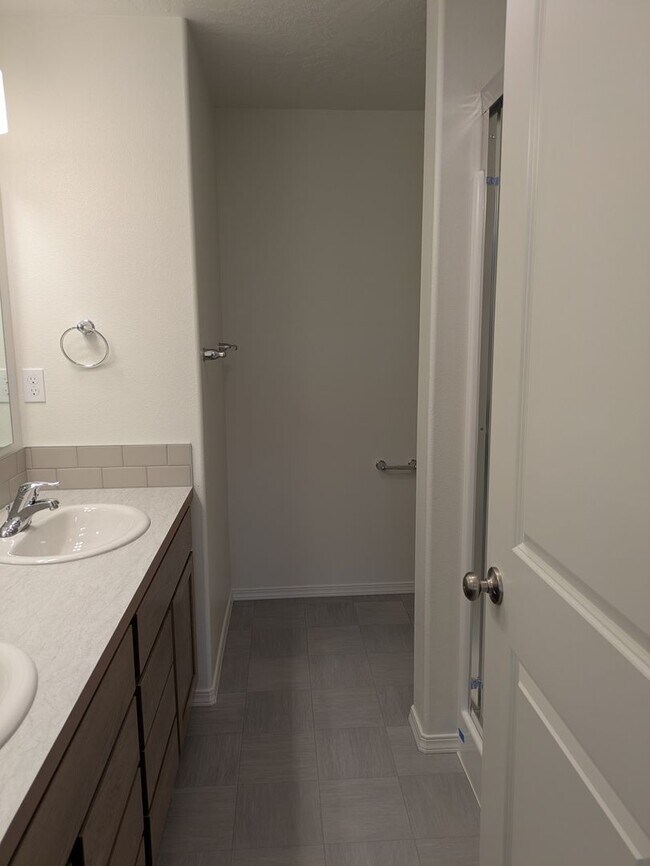 Building Photo - Brand New Townhome!