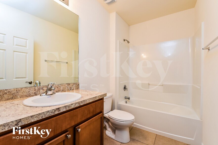 Building Photo - 4406 SW 9th Ave