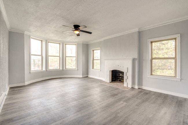 Building Photo - 2-Bedrooms