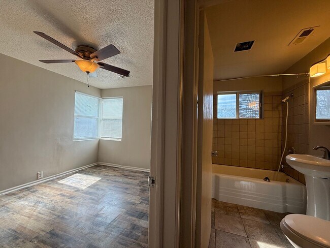 Building Photo - 1809 E Bayley St