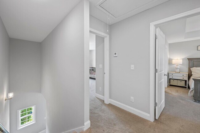 Building Photo - 631 NE Bellingham Dr