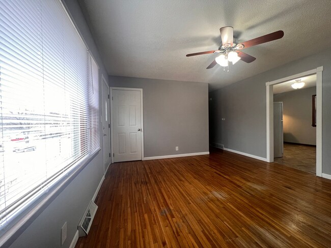 Building Photo - 3 bedroom 1.5 bath home located in the heart of Davenport! FOR RENT!