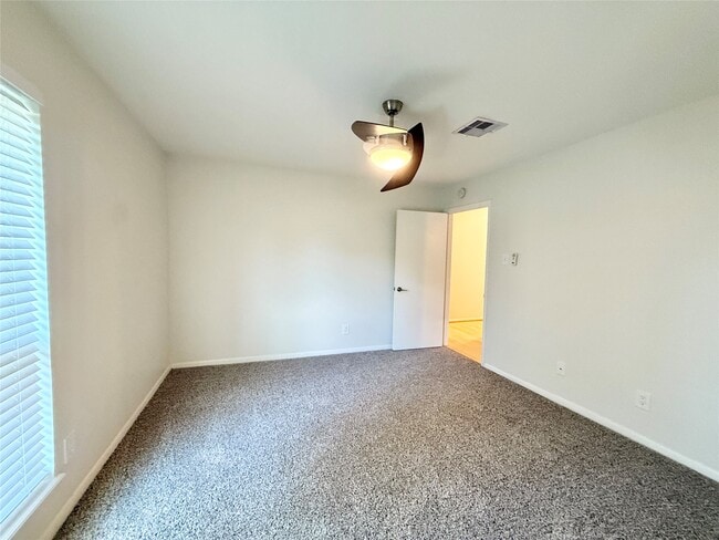 Building Photo - 5470 Ariel St