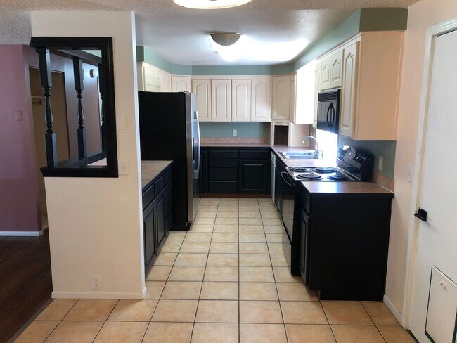 Building Photo - 3 bedroom 1 bath house in Eugene!