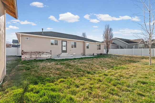 Building Photo - 1572 S Bridle Path Loop