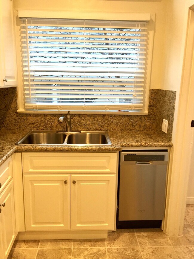 Building Photo - 1106 S Doheny Dr