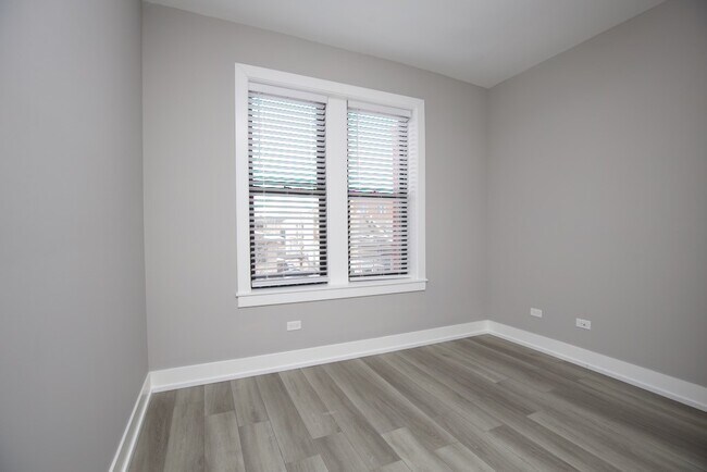 Building Photo - 3946 N Janssen Ave