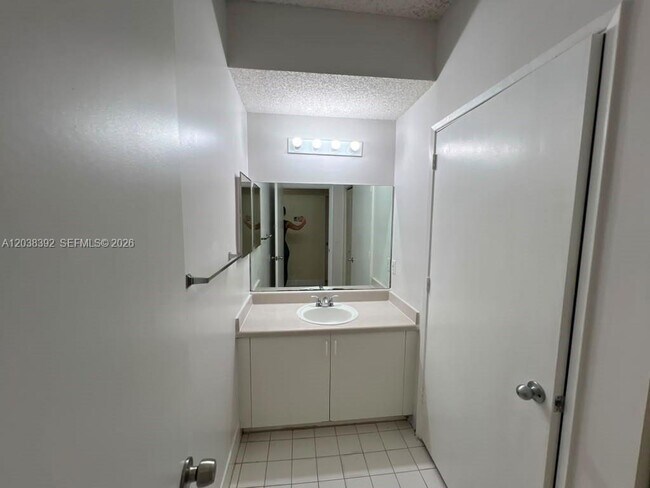 Building Photo - 6992 SW 39th St