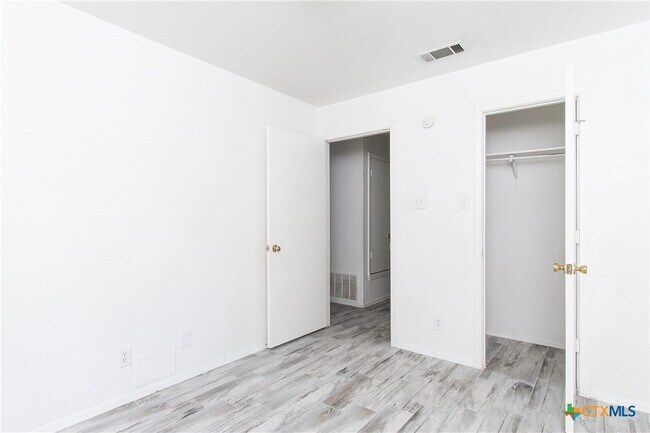 Building Photo - 2018 Cedarhill Dr