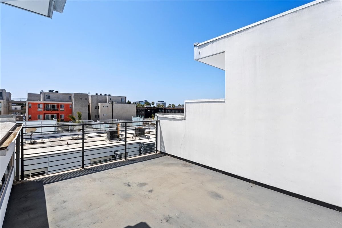 Building Photo - 4151 Redwood Ave