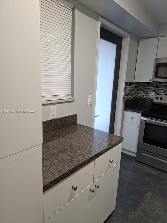 Building Photo - 301 Golden Isles Dr