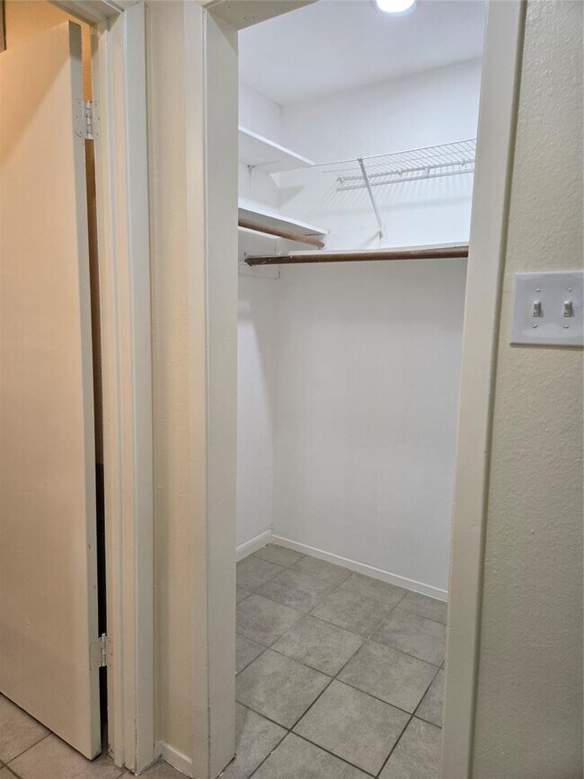 Building Photo - 6704 Clubway Ln
