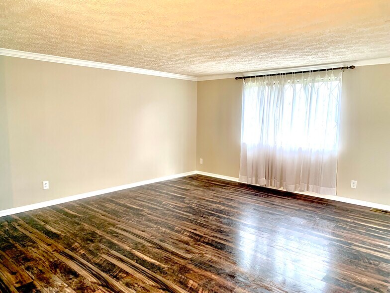 Living Room - 1891 Fernwood Pl