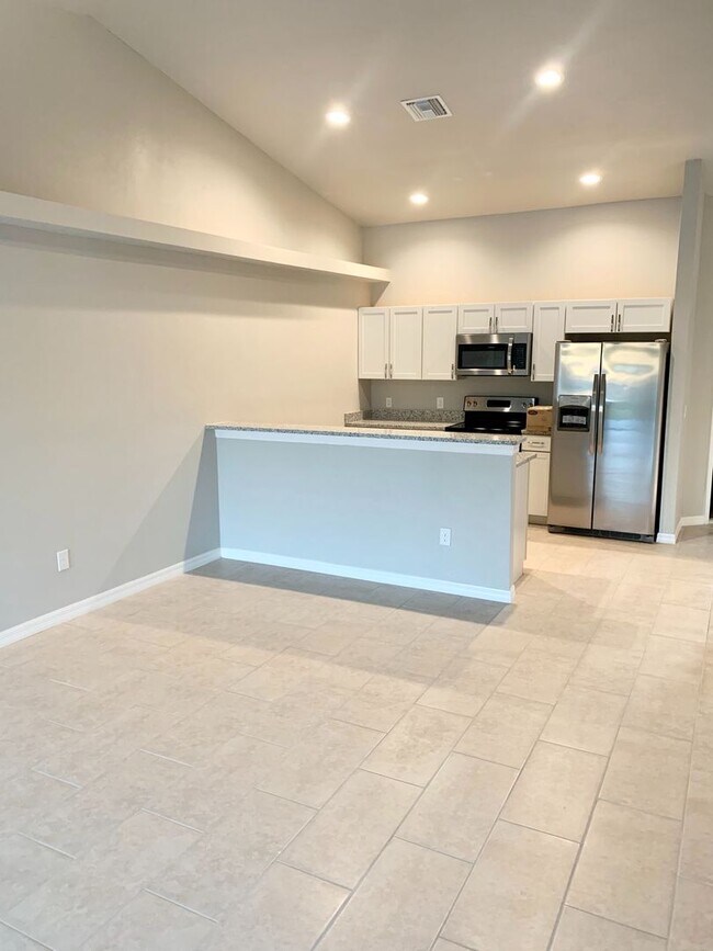 Building Photo - Like New DUPLEX 3 bedroom, 2 bath, 1 car g...