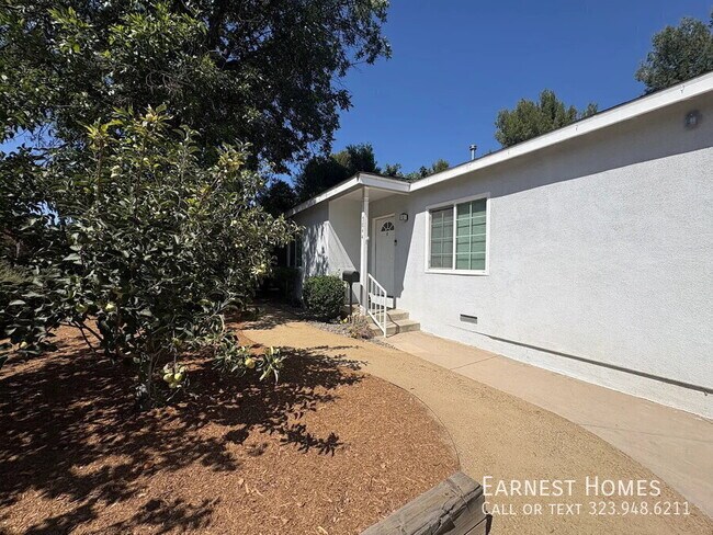 Building Photo - 5844 Vesper Ave