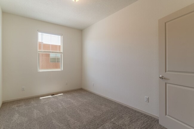 Building Photo - 3 Bedroom Santa Fe Townhouse