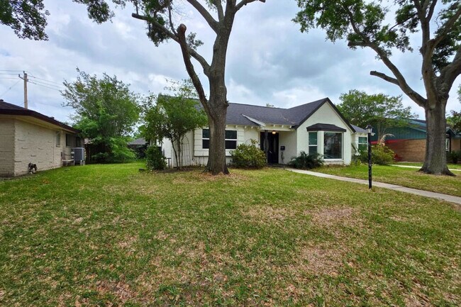 Building Photo - 1810 San Sebastian Ln