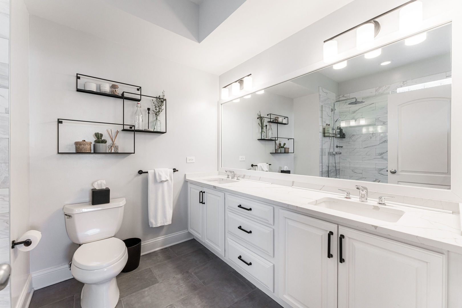 Building Photo - 726 W Addison St