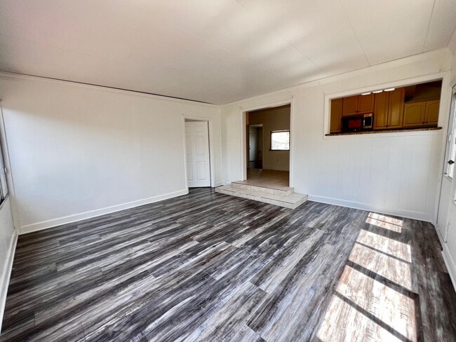 Building Photo - 4 BED HOUSE with Garage, Yard, Pets Consid...