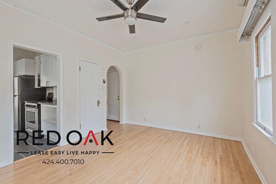 Building Photo - 852 N Oxford Ave