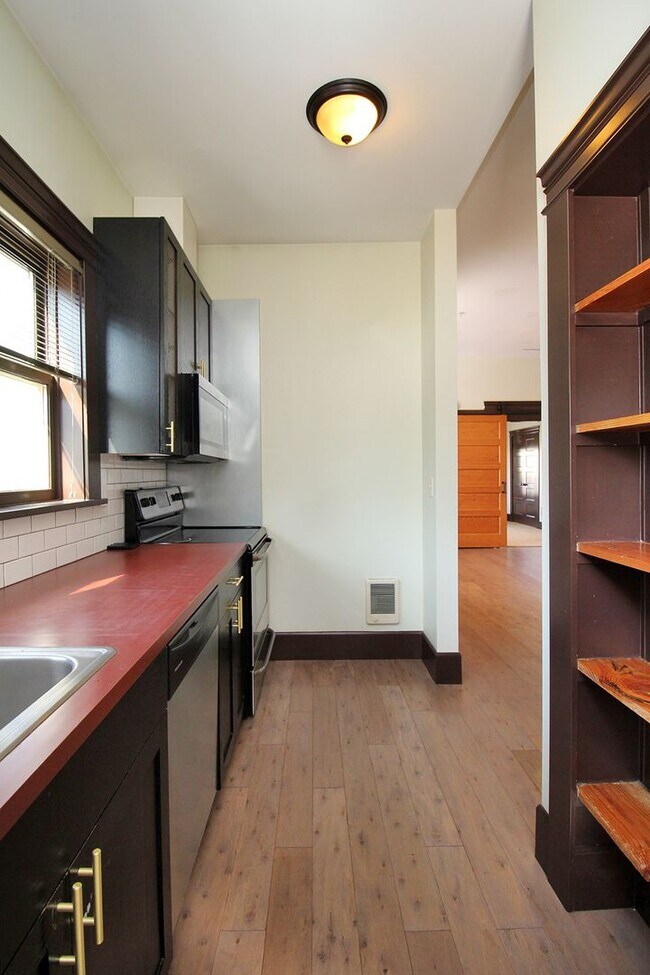 Building Photo - 1634 NW Everett St