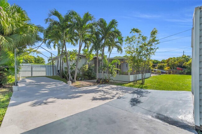 Building Photo - 9250 SW 31st Terrace