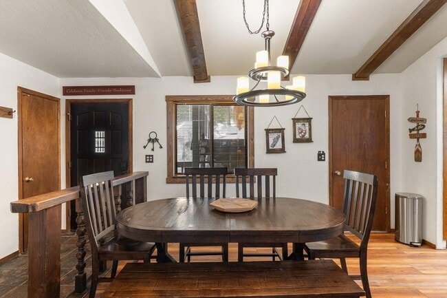 Building Photo - SKI LEASE: Ranch Home with Garage & Gas Fireplace!